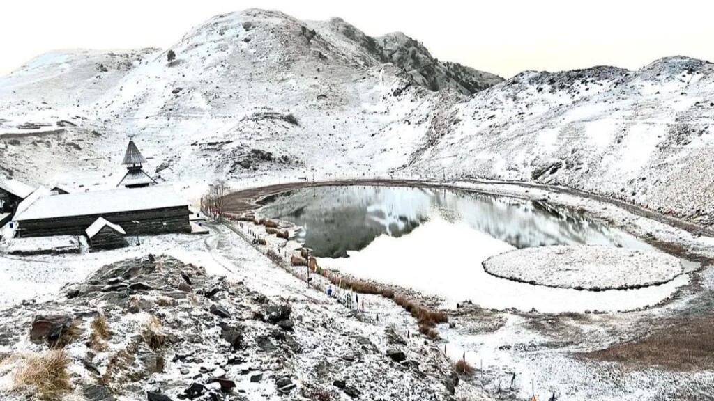 Prashar Lake in Winter